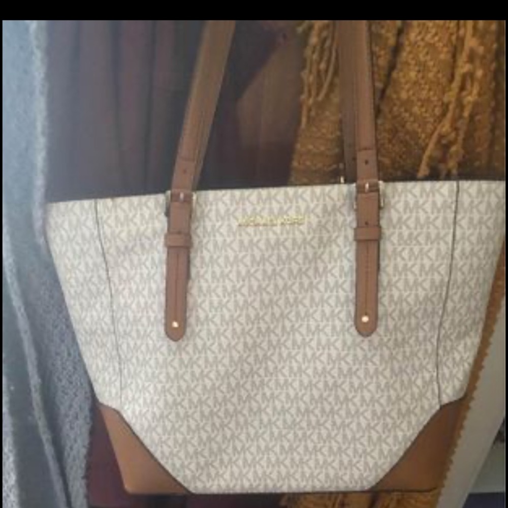 Micheal Kors purse